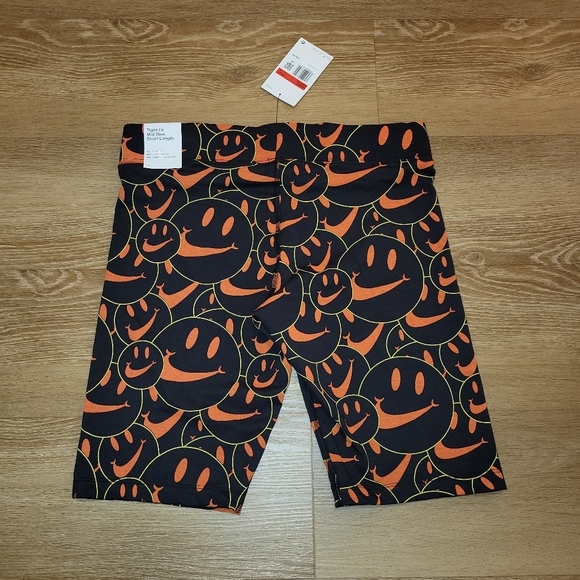 Nike Womens Mid Rise Essentials Bike Shorts Tight Fit Size Large New - Picture 4 of 6